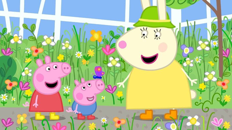 Mama und Papa Wutz gehen mit Peppa und Schorsch (li.) in den botanischen Garten. Frau Löffel (re.) begrüßt sie und führt sie herum. – Bild: SUPER RTL