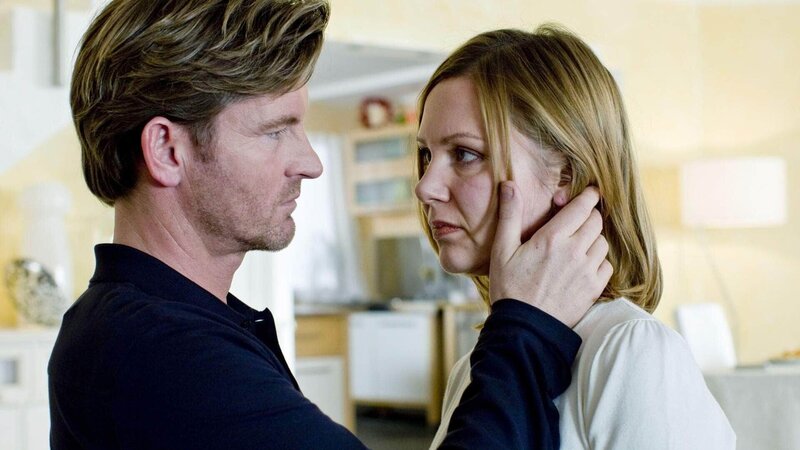 Claudias (Antje Schmidt) neuer Freund Thomas Berger (Philipp Moog) glaubt, dass Claudias Sohn Mario besser in einem Internat aufgehoben wäre. Mario belauscht das Gespräch und fasst einen Plan … – Bild: MG RTL D /​ Guido Engels