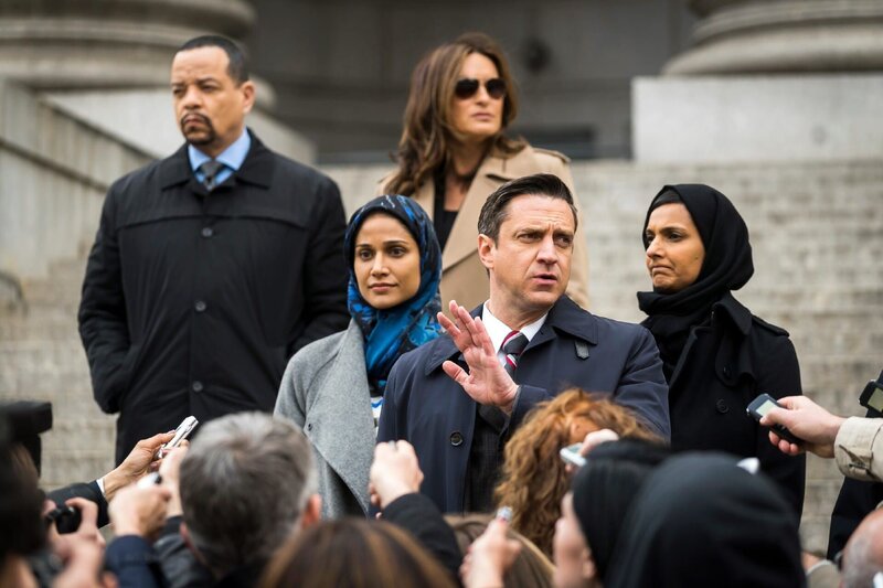 V.l.: Detective Odafin „Fin“ Tutuola (Ice T), Lela Samra (Melanie Chandra), Lieutenant Olivia Benson (Mariska Hargitay), A.D.A. Rafael Barba (Raul Esparza), Maya Samra (Poorna Jagannathan) – Bild: Super RTL