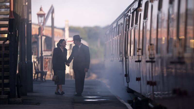 Eine Frau und ein Mann halten sich an den Händen. – Bild: zdf /​ Crime + Investigation /​ ZDF