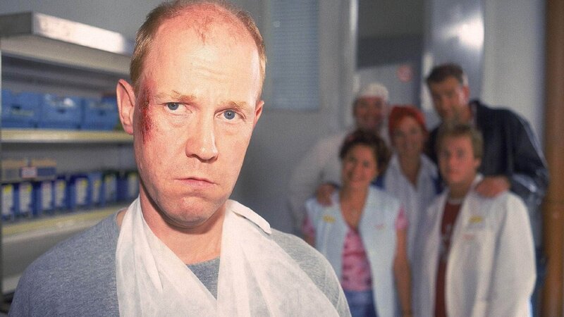 Schumann (Lutz Herkenrath, l.) muss sich wohl von dem Gedanken verabschieden, dass seine Frau zu ihm zurückkehrt. Aber seine Belegschaft ist ja auch noch da … – Bild: RTL /​ Kai Schulz