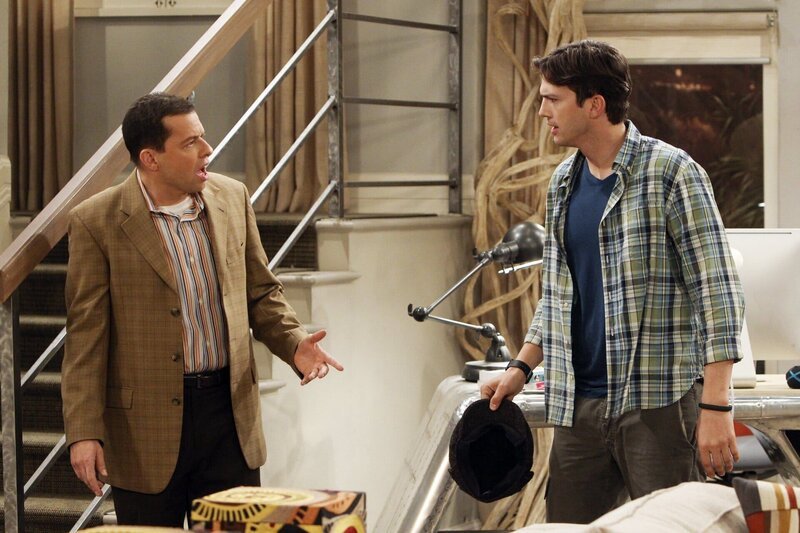 Walden (Ashton Kutcher, r.) hat Liebeskummer. Das macht es für ihn umso schwerer, Alans (Jon Cryer, l.) amouröse Eskapaden als „Jeff Starkmann“ zu ertragen … – Bild: Warner Brothers Entertainment Inc. Lizenzbild frei