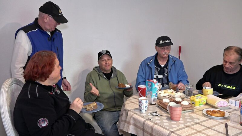 Michael (3.v.li.) wird 56. Nicht nur Carmen und Dieter zählen zu den Gratulanten, auch zahlreiche Freunde sind gekommen, um den immer bereitwilligen Helfer zu beglückwünschen. – Bild: RTLZWEI