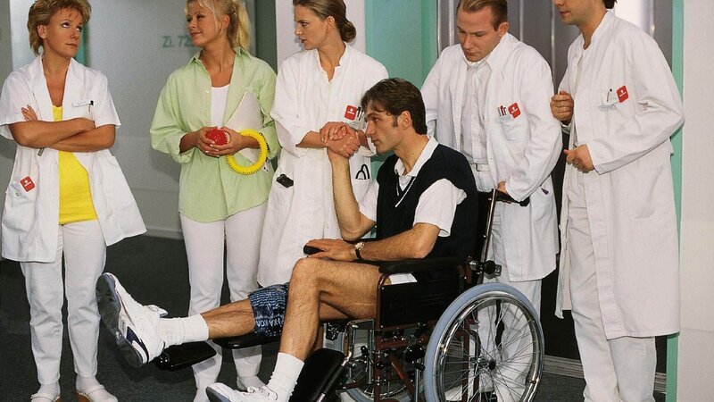 Dr. Schmidt (Walter Sittler, vorne), der sich beim Tennisspielen verletzt hat, hält seine Kollegen nun als Patient auf Trab (v.li.: Mariele Millowitsch, Jenny Elvers, Kerstin Thielemann, Roland Jankowsky, Alexander Schottky). – Bild: MG RTL D