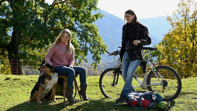 Lilly Engel (Julia Beautx) und Adrian Steinmann (Kristo Ferkic) haben wieder zueinander gefunden. – Bild: SRF/​ZDF/​Barbara Bauriedl