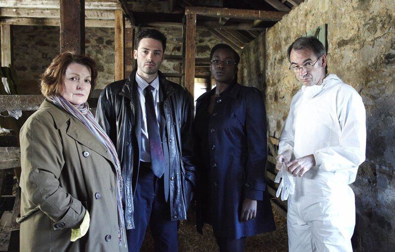(v.l.n.r.) Vera Stanhope (Brenda Blethyn); Joe Ashworth (David Leon); Holly Lawson (Wunmi Mosaku); Billy Cartwright (Paul Ritter) – Bild: ITV Studios /​ Helen Turton