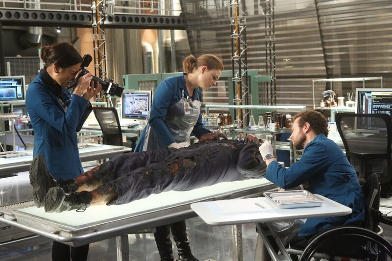 Ein weiteres Opfer, des noch nicht gefassten Serienmörders trifft bei dem Team des Jeffersonian ein. Bei den Untersuchungen der Leiche entdecken (v.l.:) Angela Montenegro (Michaela Conlin), Brennan (Emily Deschanel) und Dr. Jack Hodgins (T.J. Thyne) die gleichen Merkmale, wie bei den Leichen zuvor. Gelingt es ihnen diesmal, den Mörder zu fassen? – Bild: TVNOW /​ FOX