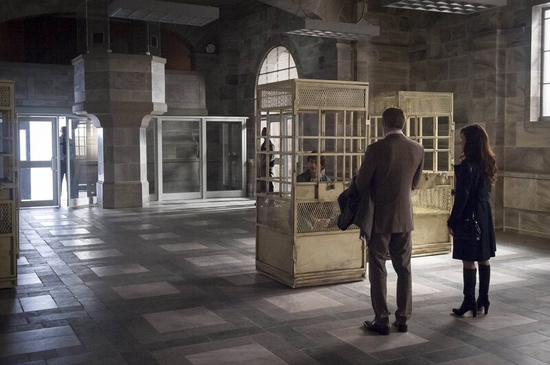 Während Will (Hugh Dancy, l.) verzweifelt versucht, seine Unschuld zu beweisen, verfolgen Hannibal (Mads Mikkelsen, M.) und Alana (Caroline Dhavernas, r.) ganz unterschiedliche Ziele … – Bild: NBCUniversal Media, LLC /​ Brooke Palmer