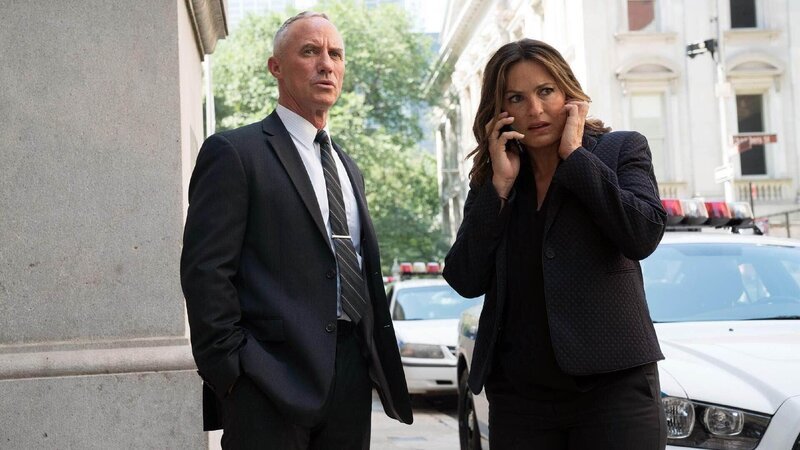 Captain Ed Tucker (Robert John Burke), Lieutenant Olivia Benson (Mariska Hargitay) – Bild: RTL /​ NBC Studios