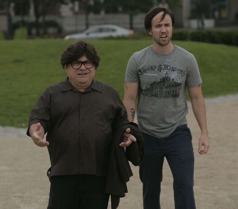 Frank (Danny DeVito, l.) und Mac (Rob McElhenney, r.) wollen dem Liebesleben von Dennis ein bisschen Würze verleihen … – Bild: Bluebush Productions, LLC