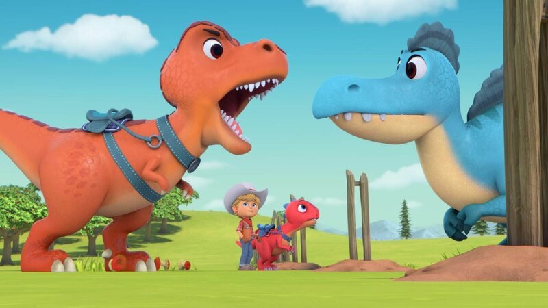 Erst als es Blitz (hi.) mit ein bisschen Unterstützung von Biscuit (vo.li.) gelingt, den großen Spinosaurus in die Flucht zu schlagen, fasst er endlich den Mut, sich mit Miguels Röntgenmaschine untersuchen zu lassen. – Bild: Boat Rocker Rights