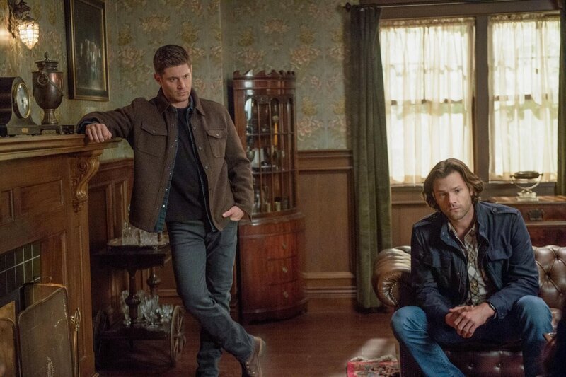 L-R: Dean Winchester (Jensen Ackles) and Sam Winchester (Jared Padalecki) – Bild: Warner Brothers