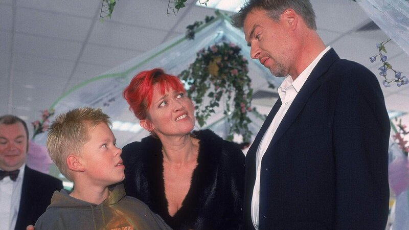 Rita (Gaby Köster) und Horst (Frank Vockroth, re.) sind alles andere als begeistert, dass Markus (Marius Theobald) seine festliche Kleidung durch legerere Klamotten ausgetauscht hat … – Bild: MG RTL D /​ Guido Engels