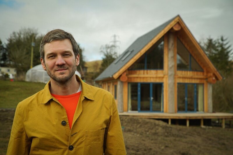 Moderator Charlie Luxton – Bild: RTL /​ Windfall Films