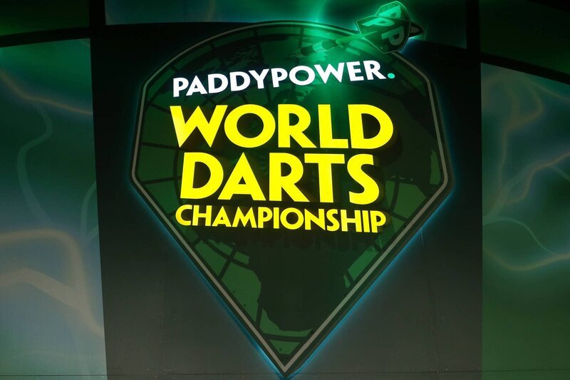 Wettbewerbslogo auf der Hauptbühne, 15. Dezember 2024, Alexandra Palace, London, England 2024/25 PDC Paddy Power World Darts Championships, Tag 1 – Bild: IMAGO/Katie Chan / Action Plus / www.imago-images.de Wettbewerbslogo auf der Hauptbühne, 15. Dezember 2024, Alexandra Palace, London, England 2024/25 PDC Paddy Power World Darts Championships, Tag 1 – Bild: IMAGO/Katie Chan / Action Plus / www.imago-images.de