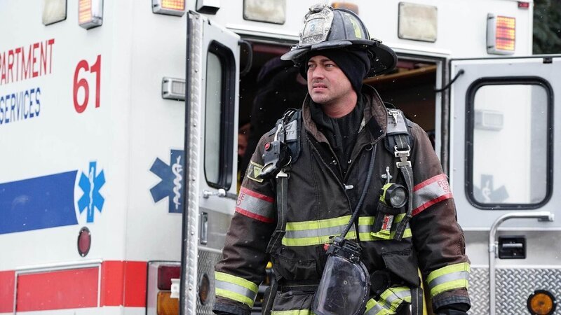 Gelingt es Kelly Severide (Taylor Kinney), seiner alkoholabhängigen Kollegin mit ihrem Suchtproblem zu helfen? Die Verwendung des sendungsbezogenen Materials ist nur mit dem Hinweis und Verlinkung auf TVNOW gestattet. – Bild: TVNOW /​ NBC Universal