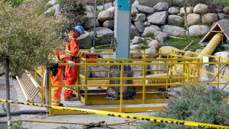 Rick, Marty und das Team machen unter dem Gartenschacht eine Entdeckung, die der Schlüssel zur Lösung des Geheimnisses von Oak Island sein könnte. – Bild: THE HISTORY CHANNEL /​ Prometheus Entertainment