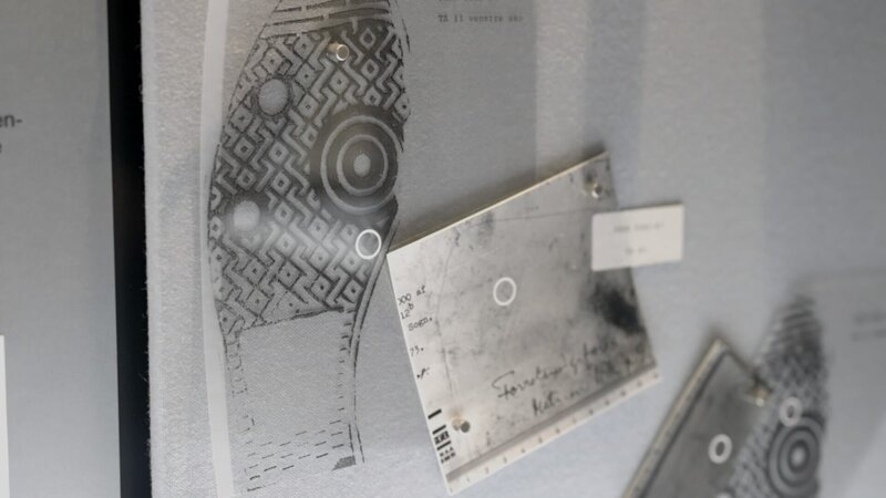 Fotos des Schuhabdrucks, der von dem unbekannten Mörder stammen könnte. – Bild: ZDF, Polizei Museum Kopenhagen