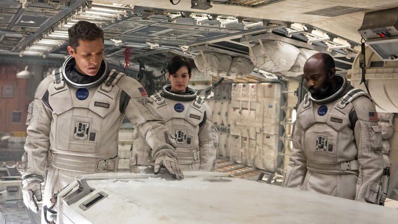 Cooper (Matthew McConaughey, li.) und seine Crew reisen durch ein Wurmloch in unbekannte Dimensionen.. (Foto: Anne Hathaway; David Gyasi, re.) – Bild: RTLZWEI Cooper (Matthew McConaughey, li.) und seine Crew reisen durch ein Wurmloch in unbekannte Dimensionen.. (Foto: Anne Hathaway; David Gyasi, re.) – Bild: RTLZWEI