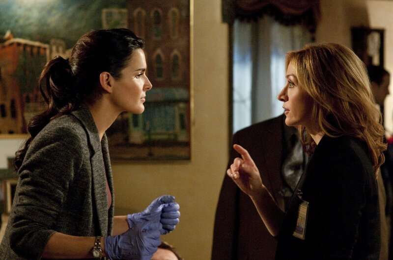 Alle bisher gefundenen Spuren deuten darauf hin, dass es Detective Jane Rizzoli (Angie Harmon, l.) und Dr. Maura Isles (Sasha Alexander) mit dem berühmt-berüchtigten Serientäter ‚der Chirurg‘ zu tun haben. Denn dessen makabres Markenzeichen ist die Verwendung eines Skalpells. – Bild: Courtesy of Warner Brothers