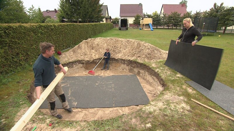 Für die Wochenend-Aktivitäten der vierköpfigen Familie haben sich Annika und Kevin ein sanierungsbedürftiges Gartenhäuschen außerhalb von Berlin gekauft. – Bild: RTL Zwei
