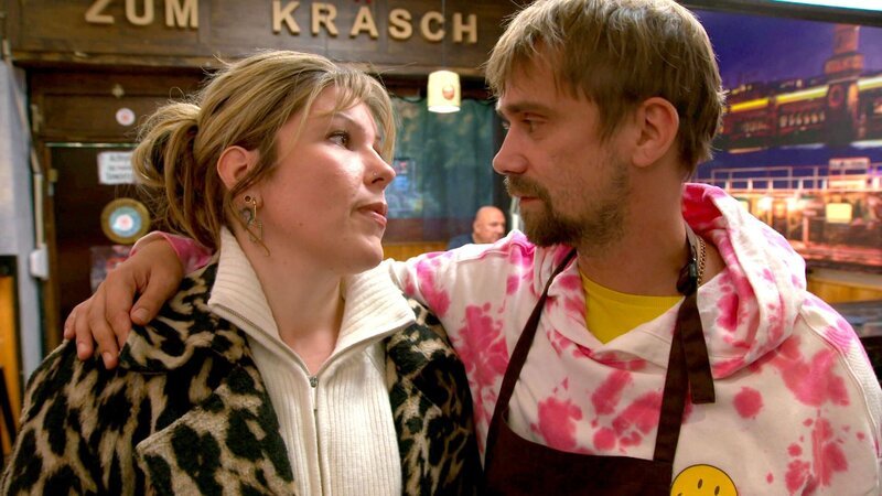 Franzi kann sich mit der Idee einer Fernbeziehung überhaupt nicht anfreunden. Dafür sind in ihrer Vergangenheit zu viele Dinge vorgefallen. Doch als Schmidti ihr beweist, dass ihre Liebe stark genug ist, willigt sie schließlich ein. – Bild: RTLZWEI