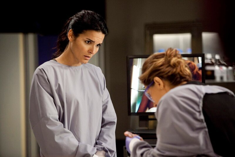 L-R: Jane Rizzoli (Angie Harmon) und Maura Isles (Sasha Alexander) – Bild: Turner /​ TM & (C) TURNER NETWORK TELEVISION. A TIME WARNER COMPANY. ALL RIGHTS RESERVED.