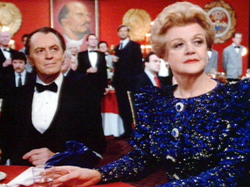 Auf Einladung ihres Freundes Sergei Chaloff (Peter Donat, li.) besucht Jessica (Angela Lansbury) eine Autorentagung in Moskau. – Bild: Warner TV Serie