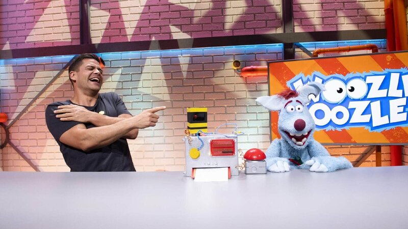 Simón (li.) hat Zahnschmerzen, aber Angst vor dem Zahnarzt. Doch weder Woozles (re.) Schmerzverstecker noch sein Doktor Zahn 3001 helfen Simón bei seinem Problem. Kann er seine Schmerzen trotzdem noch loswerden? – Bild: Annette Etges/​SUPER RTL