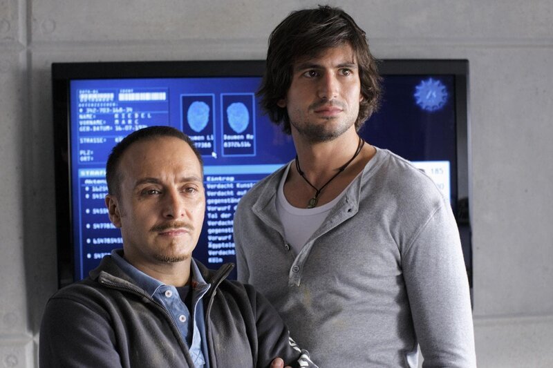 Semir (Erdogan Atalay, li.) und Ben (Tom Beck) sind beeindruckt, wie tapfer sich Katrin trotz des Todes ihres Vaters hält. – Bild: RTL /​ Guido Engels