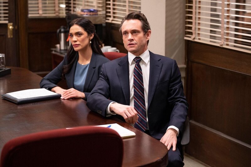 Samantha Maroun (Odelya Halevi), Nolan Price (Hugh Dancy) – Bild: RTL /​ 2022 Universal Television LLC.