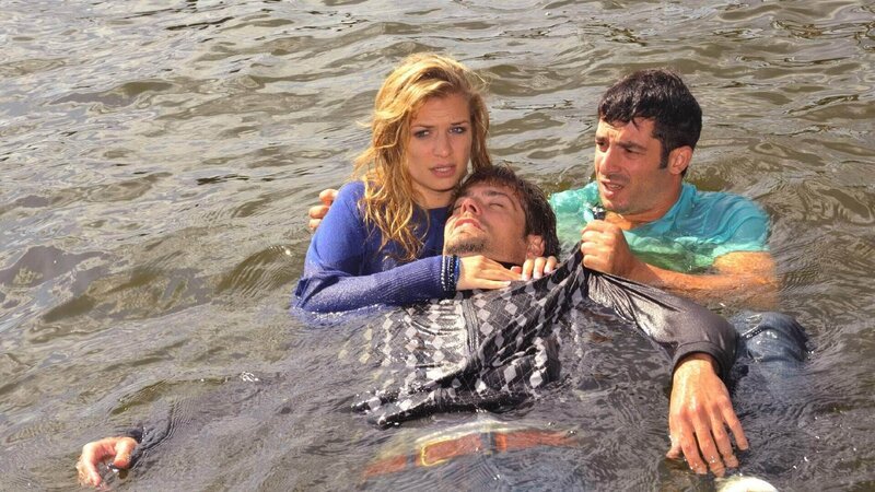 Amy (Amber Marshall) trainiert weiterhin die Stute Daisy, die jedoch plötzlich unter hohem Fieber leidet. Scott (Nathaniel Arcand) diagnostiziert eine Infektionskrankheit. Ty (Graham Wardle, 2.v.l.) und Tim (Chris Potter, 2.v.r.) stellen Heartland unter Quarantäne. – Bild: MG RTL D