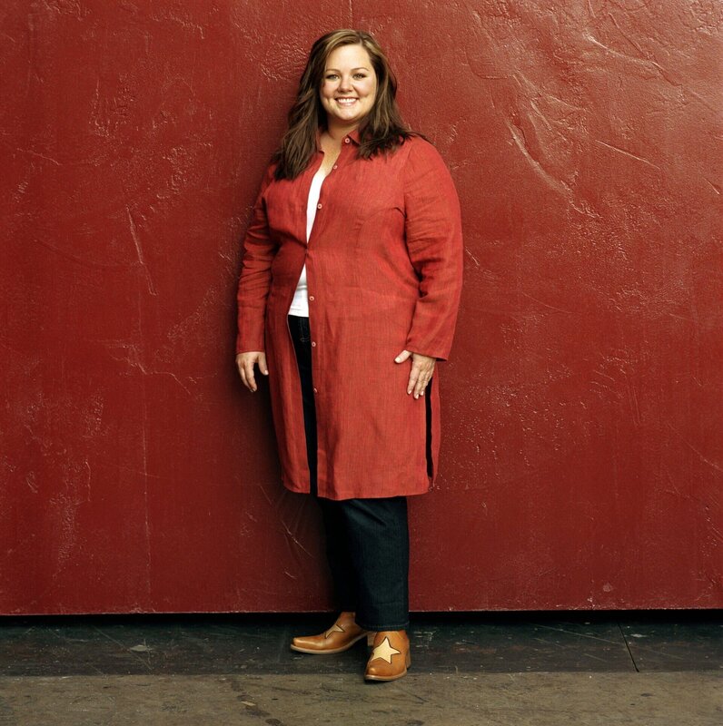 (3. Staffel) – Wird Sookie (Melissa McCarthy) ihrem Traum vom eigenen Hotel endlich einen Schritt näher kommen? – Bild: Warner Bros.