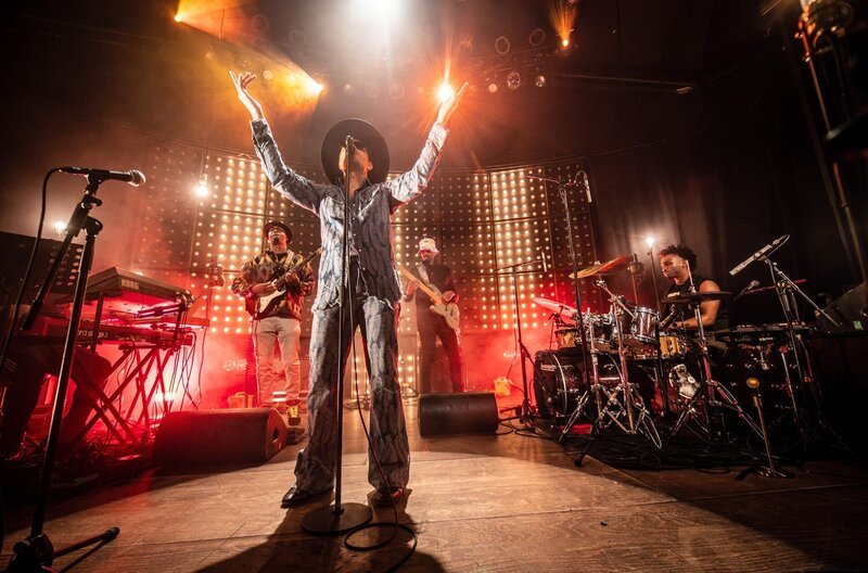 Zu José James’ musikalischen Vorbildern zählen Quincy Jones und Leon Ware. – Bild: Benjamin Hüllenkremer