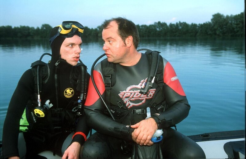 Vor dem Abtauchen in traumhafte Tiefen empfiehlt es sich, zuerst die Grundkenntnisse der Sportart zu erlernen. Doch Markus (r.) stellt Ralfs (l.) Geduld als Tauchlehrer auf eine harte Probe … – Bild: SAT.1 /​ Stephen Power Eigenproduktionsbild frei