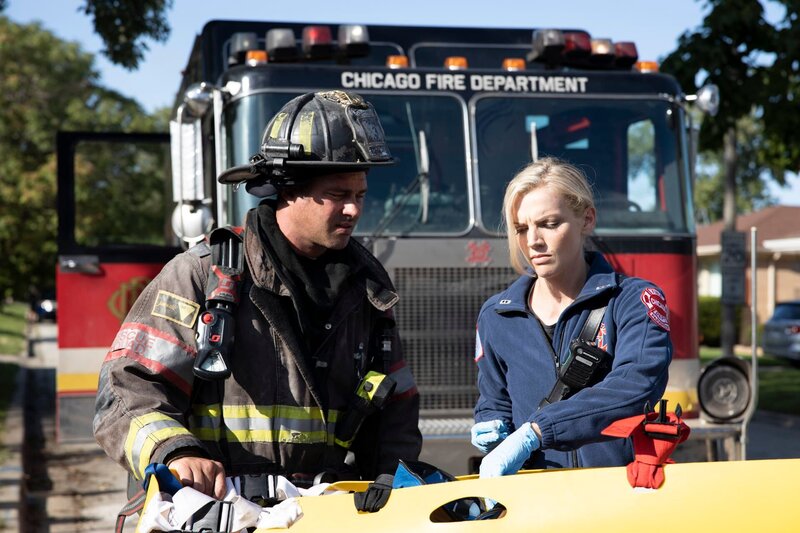 Chicago Fire Staffel 8 Folge 6 Erste Hilfe vor Ort: Taylor Kinney als Kelly Severide, Kara Killmer als Sylvie Brett – Bild: NBCUniversal Media, LLC/​NBC