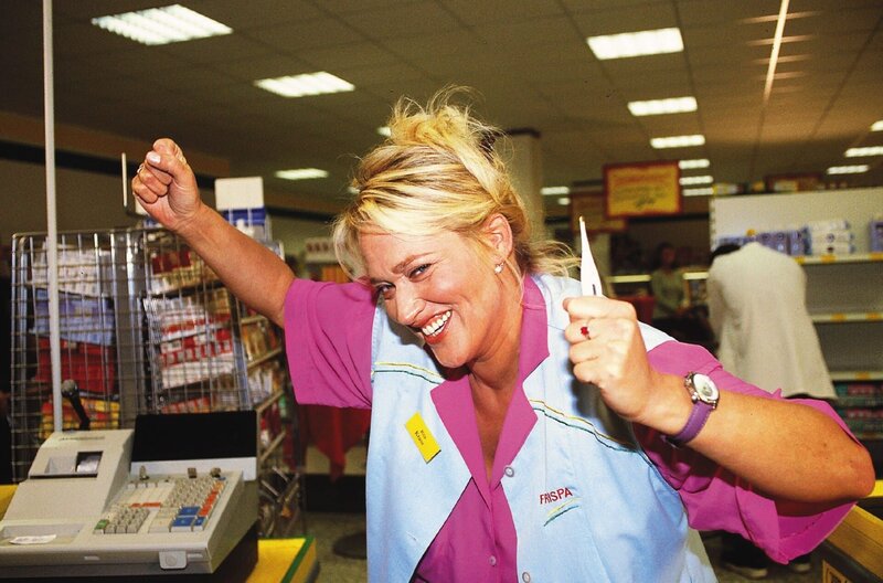 Nach dem Rita (Gaby Köster) die Pille absetzen musste, verhütet sie jetzt durch Temperaturmessung, und heute stimmt die Temperatur! Rita freut sich jetzt auf einen kuscheligen Abend mit Horst. – Bild: RTL /​ Martin Lässig