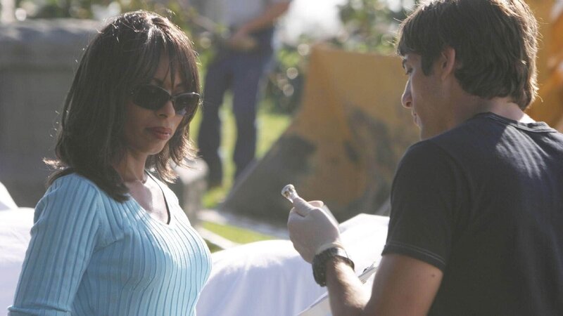 Officer Ryan Wolfe hat die an dem Sarg befestigten Informationen über die Leiche gefunden. Er berichtet Alexx Woods, dass die Daten nicht zu der Leiche passen. – Bild: SUPER RTL