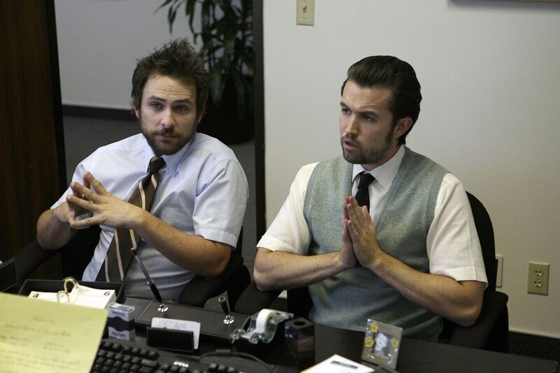 Damit sie nie aus einem Krankenhaus geworfen werden, versuchen Charlie (Charlie Day, l.) und Mac (Rob McElhenney, r.), Mitglieder der Arbeitnehmerschaft zu werden … – Bild: ProSieben Fun