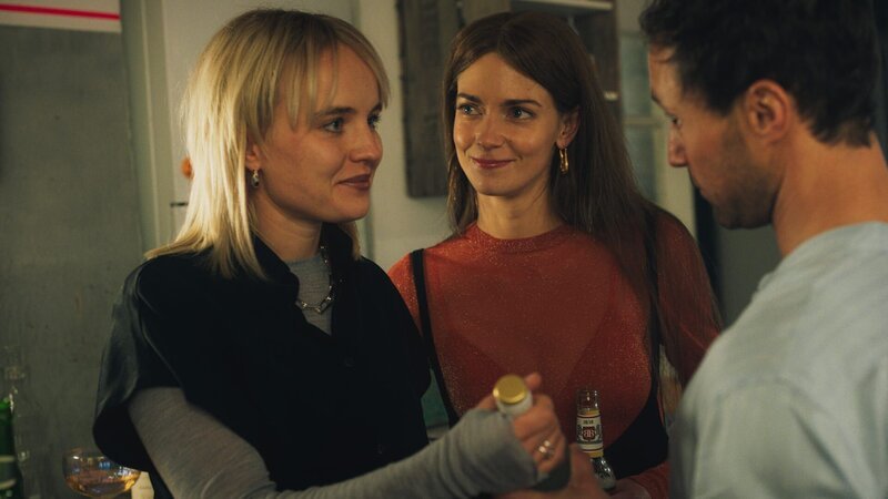 Felix (Ludwig Trepte, r.) tritt bei Tina (Luise von Finckh, l.) in ein Fettnäpfchen, aber Lena (Laura Berlin, M.) ist sofort zur Stelle. – Bild: ZDFneo