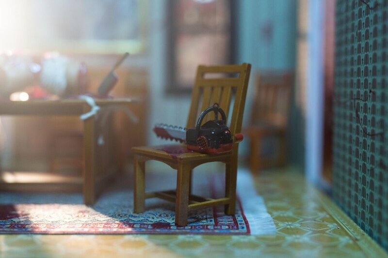 Figur einer blutigen Kettensäge im Diorama des Verdächtigen. – Bild: RTL /​ Darren Goldstein