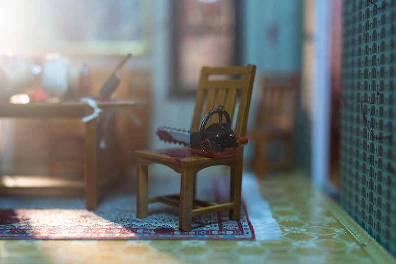 Figur einer blutigen Kettensäge im Diorama des Verdächtigen. – Bild: RTL /​ Darren Goldstein