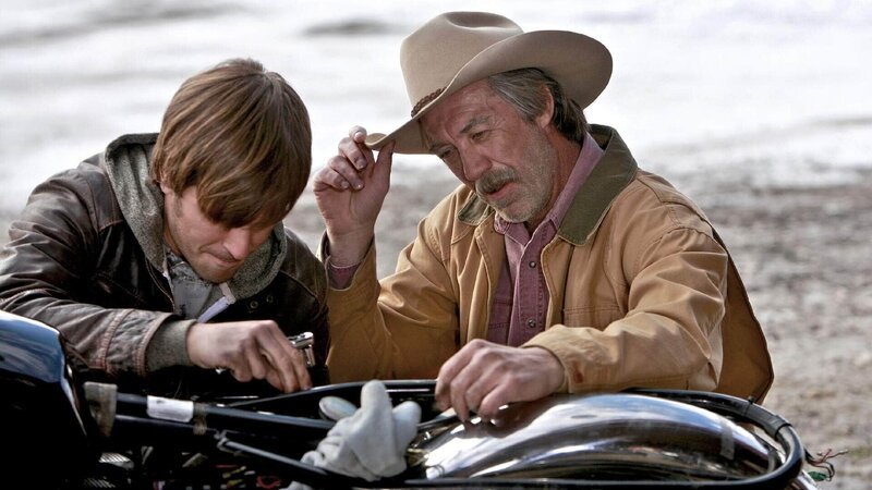 Ty (Graham Wardle) und Jack (Shaun Johnston) (v.l.) reparieren ein altes Motorrad – Bild: MG RTL D