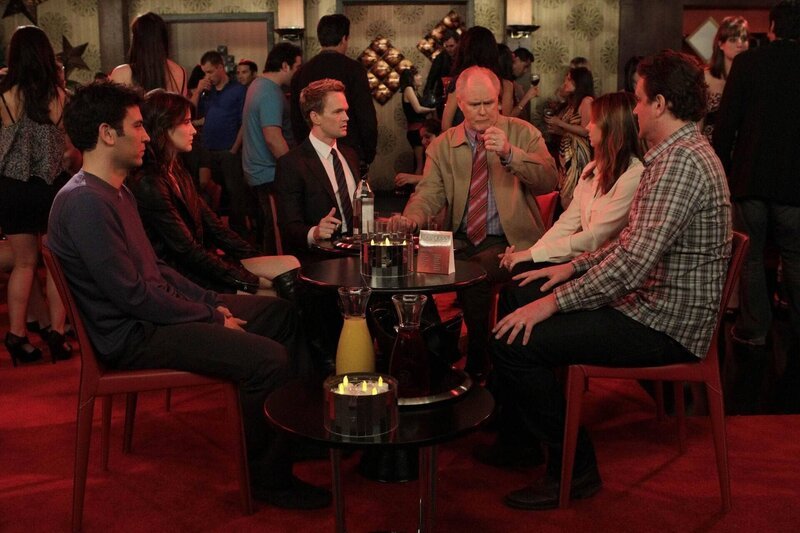 Ein gemeinsamer Abend endet mit vielen Missverständnissen und einer Festnahme: Barney (Neil Patrick Harris, 3.v.l.), sein Vater Jerry (John Lithgow, 3.v.r.), Ted (Josh Radnor, l.), Marshall (Jason Segel, r.), Lily (Alyson Hannigan, 2.v.r.) und Robin (Cobie Smulders, 2.v.l.) … – Bild: 20th Century Fox International Television Lizenzbild frei