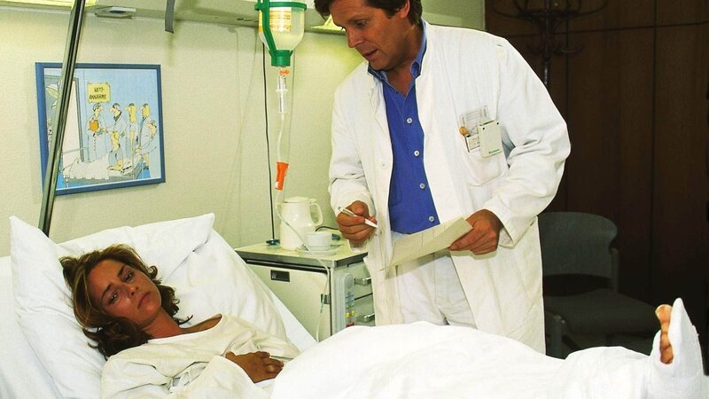 Dr. Stefan Frank (Sigmar Solbach) eröffnet der verunglückten Tänzerin Saskia Richter (Tina Plate) das Ende ihrer Karriere. – Bild: MG RTL D /​ Elke Werner