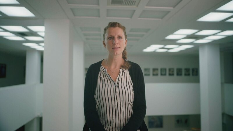 Dr. Stefanie Arndt ist Meereisphysikerin und forscht unter anderem daran, was Eis mit dem Klimawandel zu tun hat. – Bild: Arsenij Gusev /​ ZDF