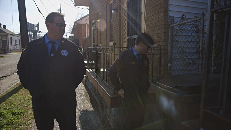 Detective Travis Ward kehrt zusammen mit Detective Barrere an den Tatort zurück, um das Überwachungsmaterial zu sichten. – Bild: Crime + Investigation /​ A+E Networks