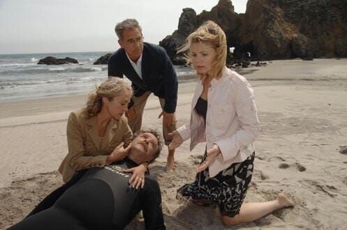 Nachdem Sven Nowak (Gunter Berger, liegend) Rita (April Hailer, l.), Raffael (Florian Fitz, M.) und Mandy (Annette Frier, r.) seine Jugend beweisen wollte und dabei einen Schwächeanfall erlitten hat, ist Raffael irritiert über Mandys Reaktion. – Bild: port.hu