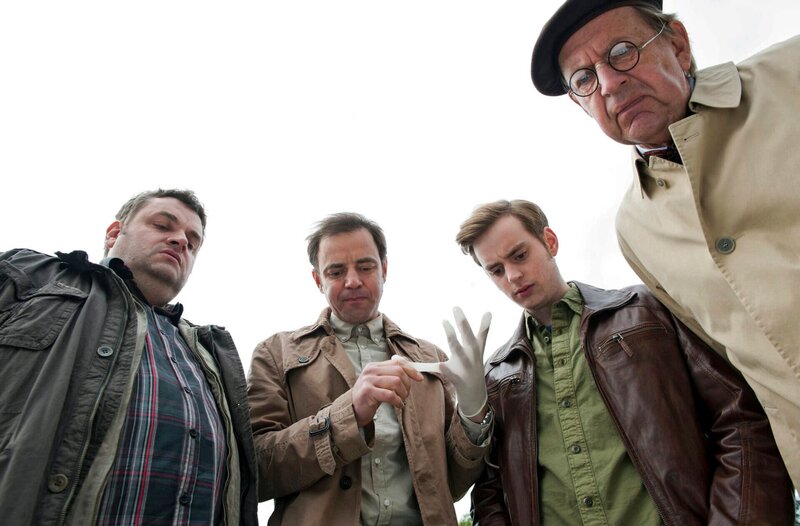 MDR Fernsehen ALLES KLARA, FOLGE 5, „Hitverdächtig“, am Montag (07.04.14) um 22:50 Uhr. Ollie (Christoph Hagen Dittmann, l), Paul Kleinert (Felix Eitner, 2.v.l.), Jonas (Jan Niklas Berg, 2.v.r.) und Dr. Münster (Jörg Gudzuhn) beugen sich über die Leiche einer jungen Frau. – Bild: MDR/​Marion von der Mehden