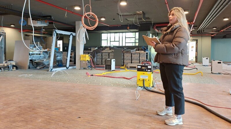 Noch braucht Natalia Alda etwas Phantasie, um sich ihren zukünftigen Arbeitsplatz vorzustellen. Doch schon in wenigen Tagen kommt die Inneneinrichtung. Für die Eröffnung muss die Restaurant-Managerin 170 Sitzplätze plus Terrasse und zwei Private-Dining-Bereiche vorbereiten. – Bild: NDR/​DIE HERREN FERNSEHEN